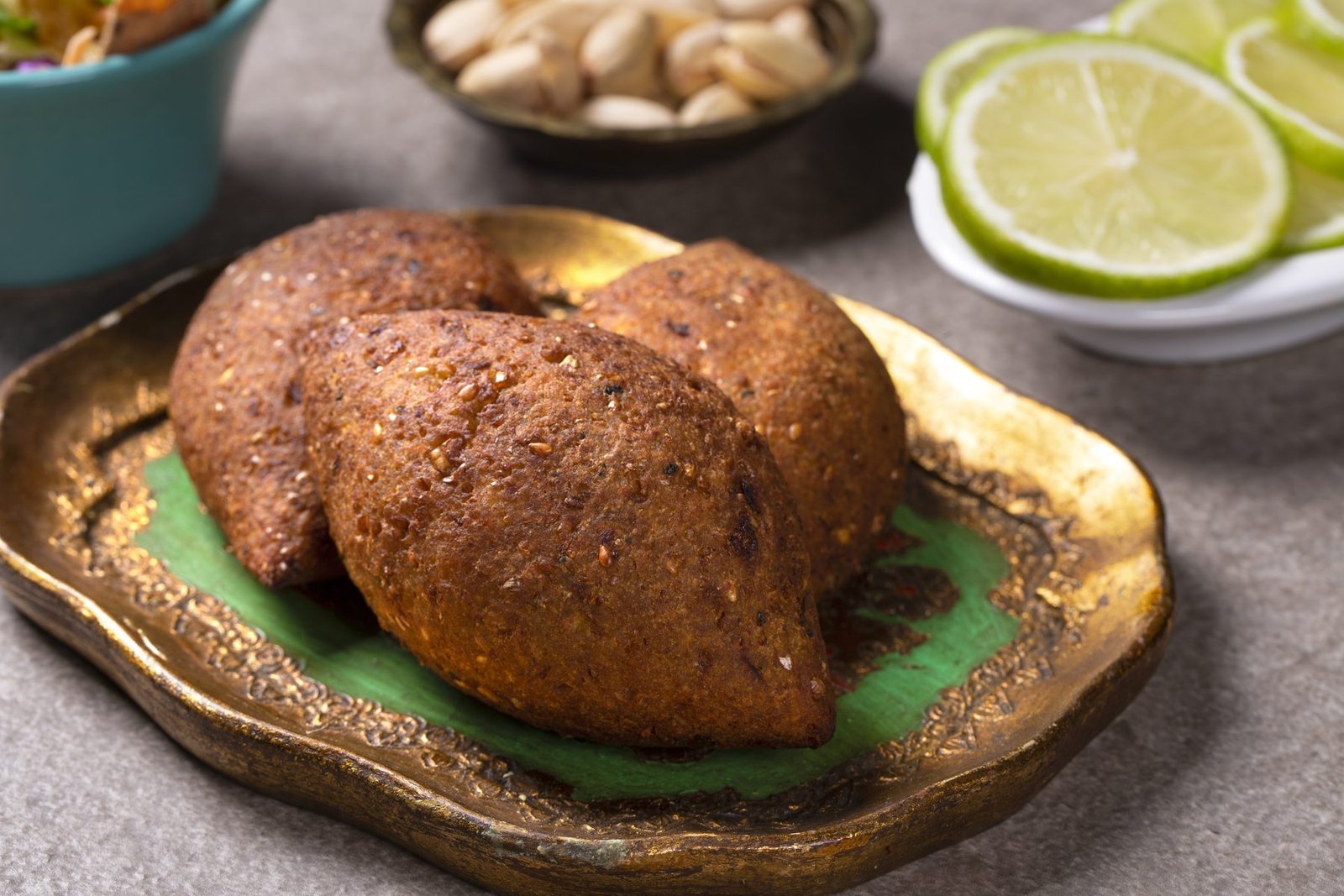 Kibbeh servido em prato dourado